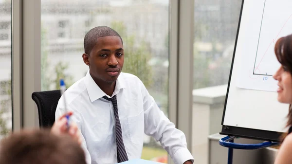 Afroamerikanischer Geschäftsmann interagiert mit seinen Kollegen — Stockfoto