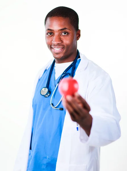 Улыбающийся доктор держит яблоко с акцентом на докторе — стоковое фото