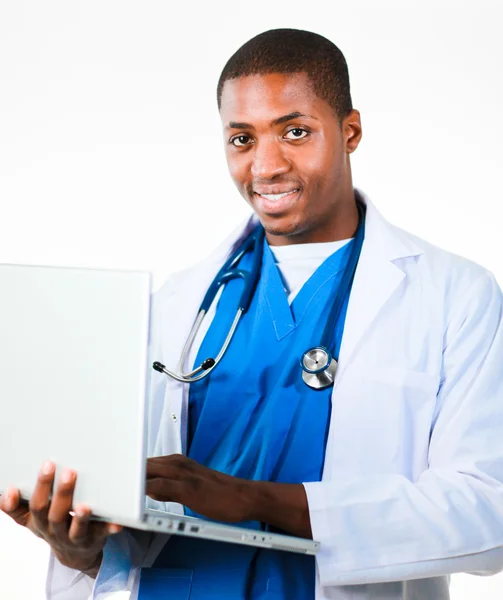 Schöner Arzt, der an einem Laptop arbeitet — Stockfoto