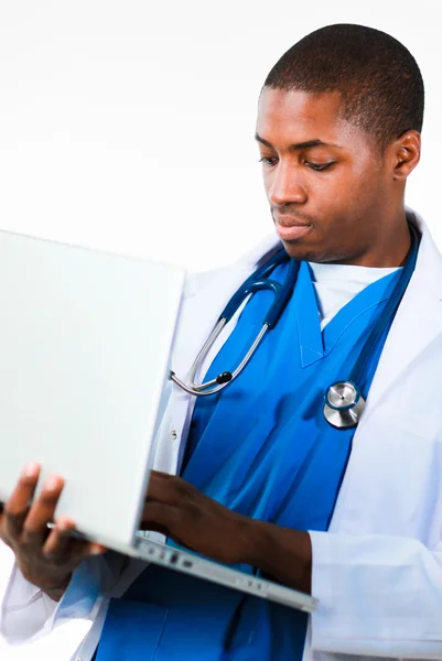 Portret van een jonge Afrikaanse arts werkzaam op een laptop — Stockfoto