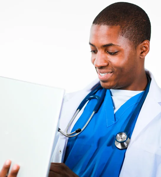 Gros plan d'un médecin afro-américain amical travaillant sur un ordinateur portable — Photo