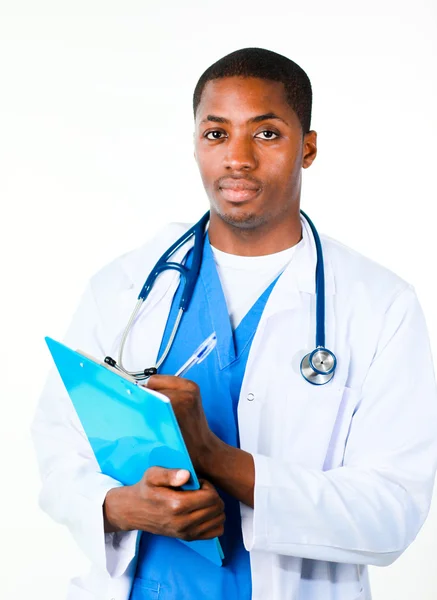 Médico serio sosteniendo un portapapeles — Foto de Stock