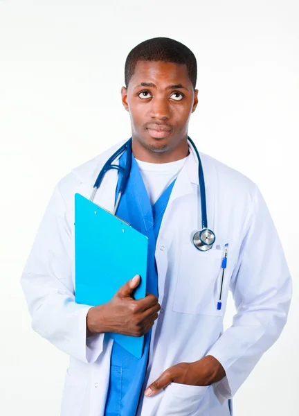 Médico de confianza sosteniendo un portapapeles — Foto de Stock