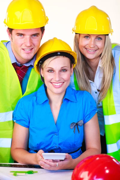 Een team met harde hoeden op het werk — Stockfoto