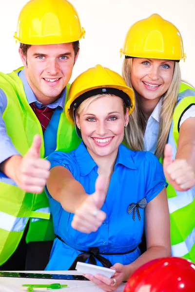 Een team met harde hoeden kijken naar de camera — Stockfoto