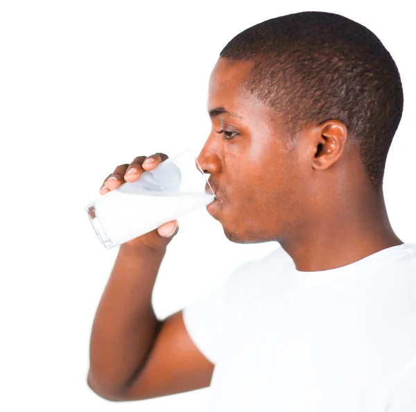 En mann som drikker et glass melk – stockfoto