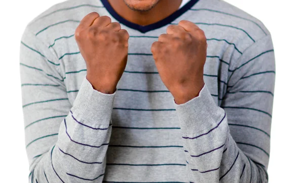 Молодой человек со сжатыми кулаками — стоковое фото
