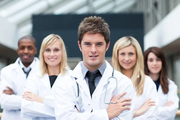 Knappe jonge dokter leidt zijn team — Stockfoto