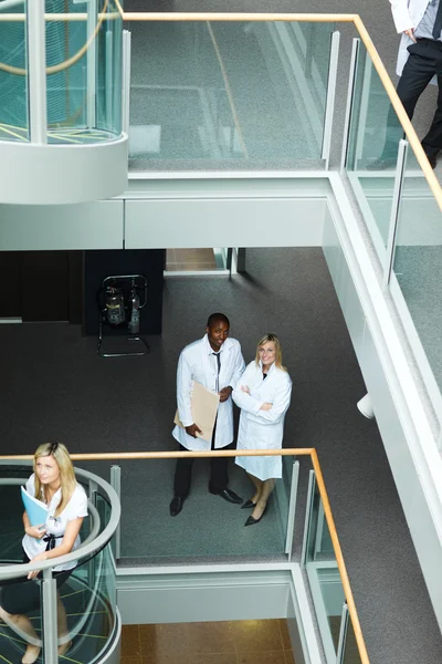 Groep van artsen wandelen in het ziekenhuis — Stockfoto