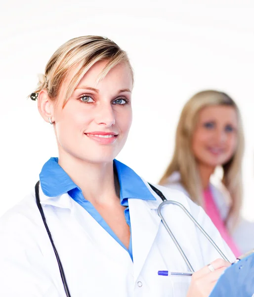 Retrato de un hermoso médico con una enfermera —  Fotos de Stock