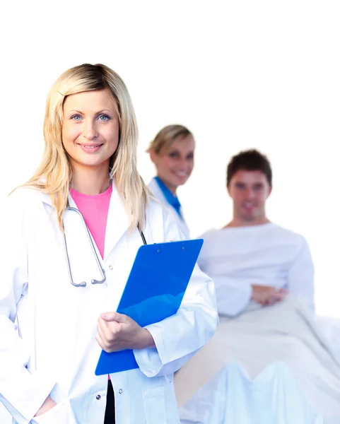 Porträt einer schönen Ärztin mit einem Kollegen und einer Patientin — Stockfoto