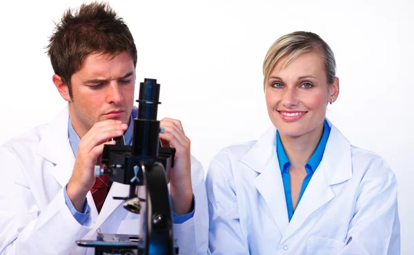 Tudomány diákok látszó átmenő egy Mikroszkóp — Stock Fotó