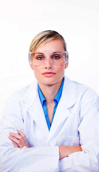Komoly női tudós néz a kamerába — Stock Fotó