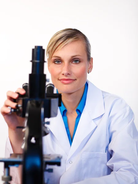 Bellissimo scienziato che lavora con un microscopio — Foto Stock