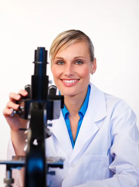 Schöne Wissenschaftlerin mit dem Mikroskop — Stockfoto