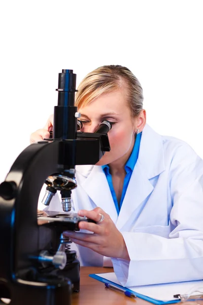 Привлекательный ученый смотрит через микроскоп — стоковое фото