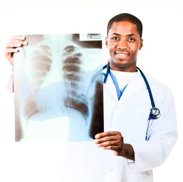Dokter kijkt naar een röntgenfoto — Stockfoto