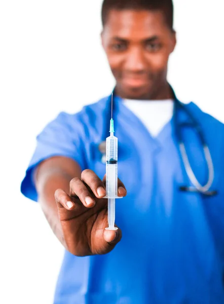 Läkare som håller en spruta — Stockfoto