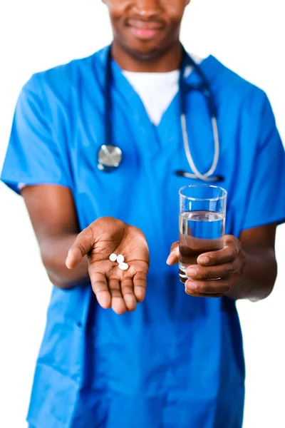 Zbliżenie: młody lekarz trzymając szklankę wody i tabletki — Zdjęcie stockowe