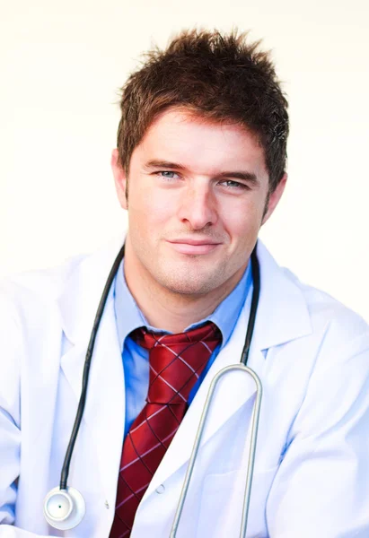 Kameraya gülümseyen genç bir doktor portresi — Stok fotoğraf