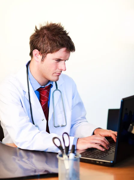 思いやりのある若い医者は、コンピューター上で作業 — ストック写真