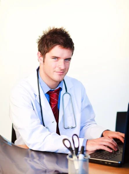 コンピューターで働く若い医師の笑みを浮かべてください。 — ストック写真