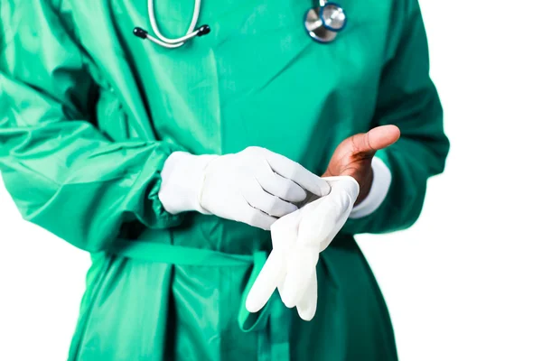 Chirurg zieht Handschuhe an — Stockfoto