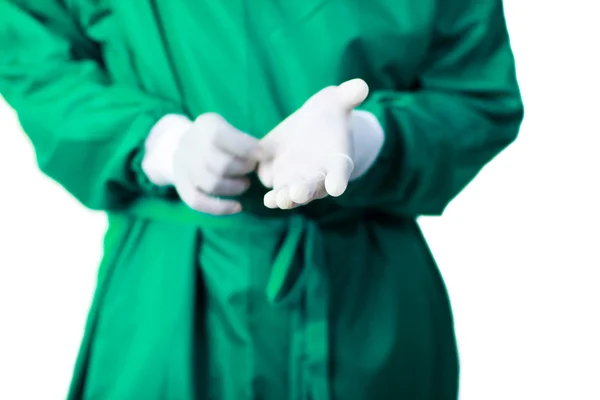 Chirurg aantrekken van zijn handschoenen — Stockfoto