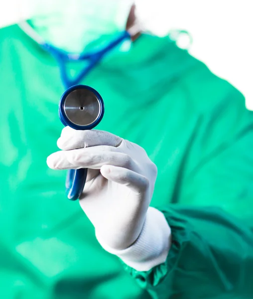 Cirujano sosteniendo un estetoscopio —  Fotos de Stock