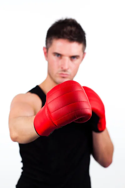 Młody człowiek w rękawiczkach bokserskich — Zdjęcie stockowe