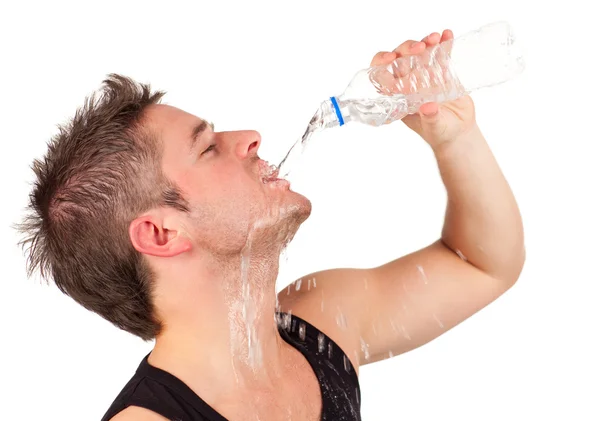 Homme boire de l'eau après l'entraînement — Photo