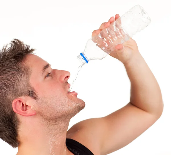 トレーニングの後男は水を飲む — ストック写真