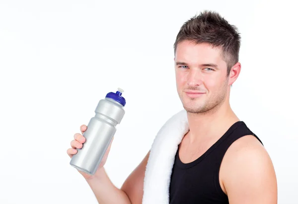 Erkek spor şişehombre joven athlethic con una toalla alrededor de él — Stok fotoğraf