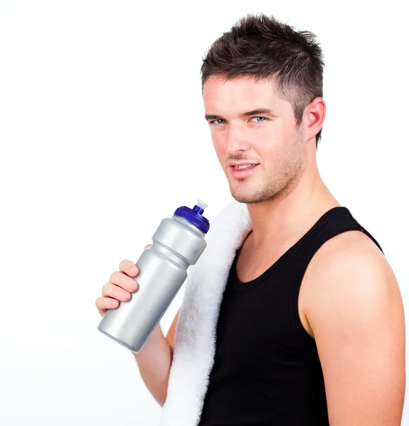 Jeune homme sportif tenant une bouteille de sport — Photo