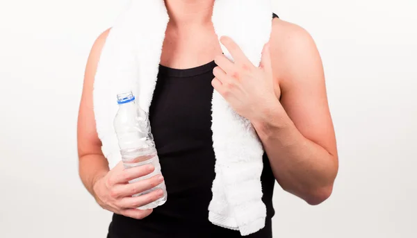 Deportista sosteniendo una botella de agua — Foto de Stock