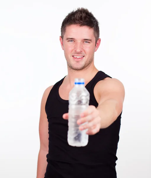 Счастливый мужчина с бутылкой воды в руках — стоковое фото