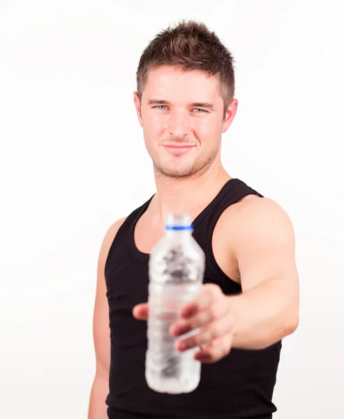 Счастливый мужчина с бутылкой воды в руках — стоковое фото