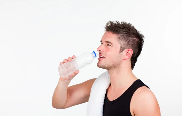 Jonge athlethic man drining water — Stockfoto