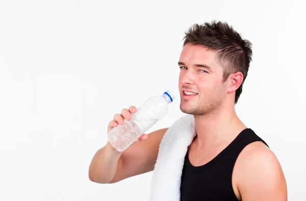Mladí athlethic muž drining voda — Stock fotografie