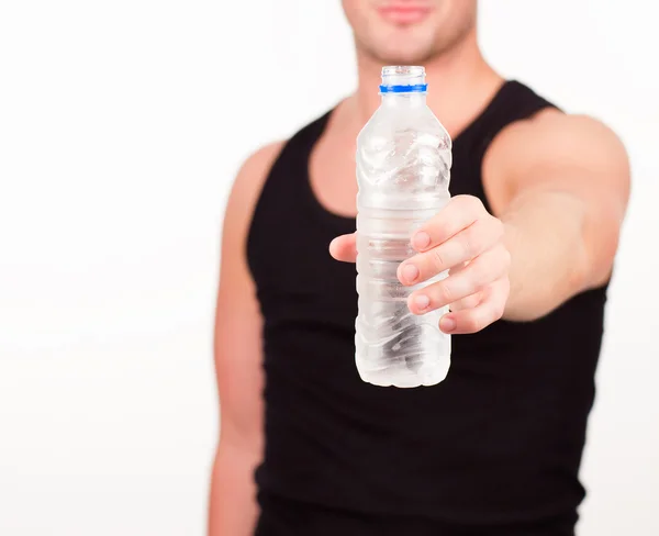幸せなスポーツマン保持水のボトル — ストック写真