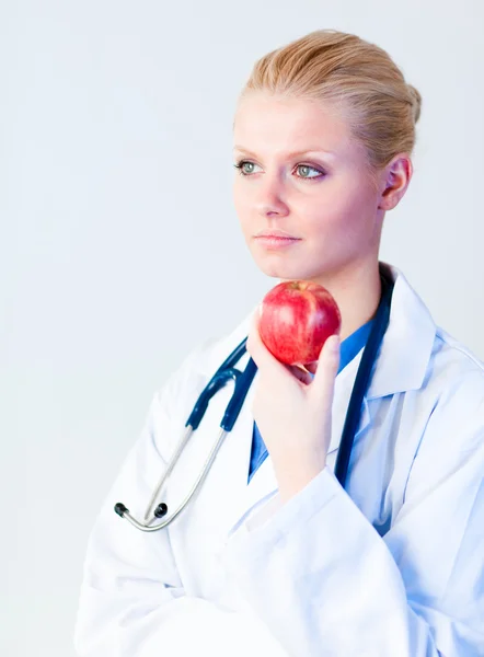 Médico segurando uma maçã com foco na pessoa — Fotografia de Stock