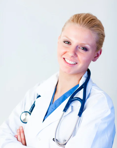 Młoda kobieta lekarz uśmiechający się — Zdjęcie stockowe