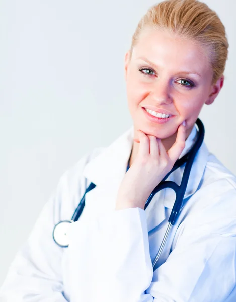 Młoda kobieta lekarz uśmiechający się — Zdjęcie stockowe