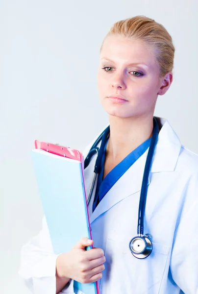 Médico serio sosteniendo un portapapeles — Foto de Stock