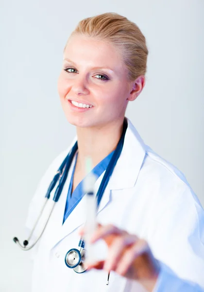 Médico sosteniendo una aguja con el foco de la cámara en el médico — Foto de Stock