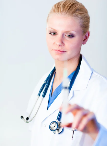 Ernstige arts houden een naald — Stockfoto