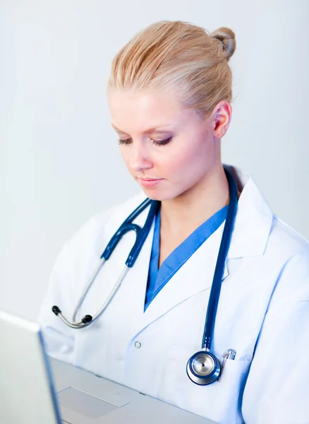 Mladý ženský lékař pracuje na notebooku — Stock fotografie