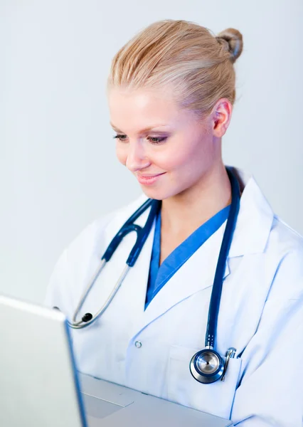 Young Female doctor working on a laptop — Stock Photo, Image