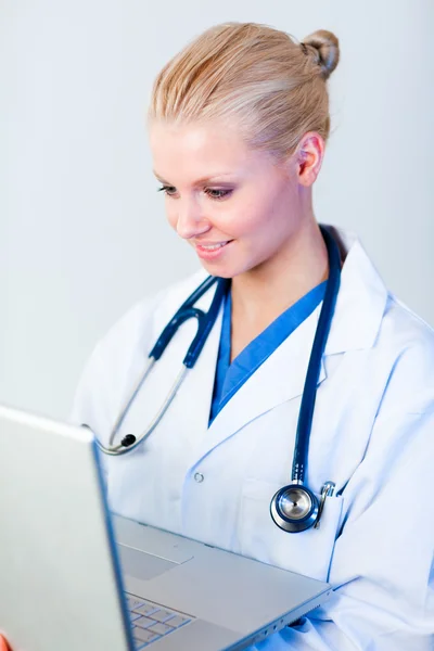 Doctora joven trabajando en un portátil — Foto de Stock