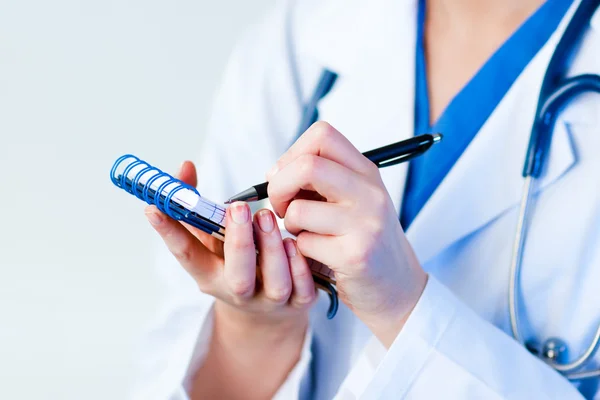 Doctor writing a perscription — Stock Photo, Image
